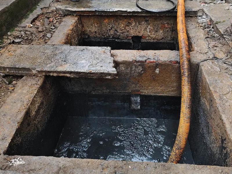 清凉山清理化粪池